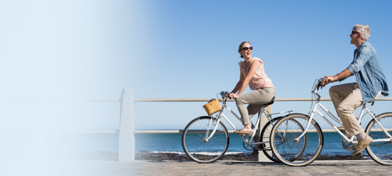 Pareja disfrutando de un paseo en bicicleta