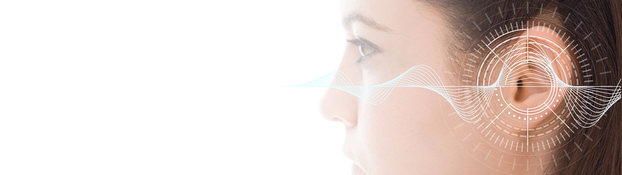 Profil d’une personne avec des ondes sonores autour de l’oreille. 