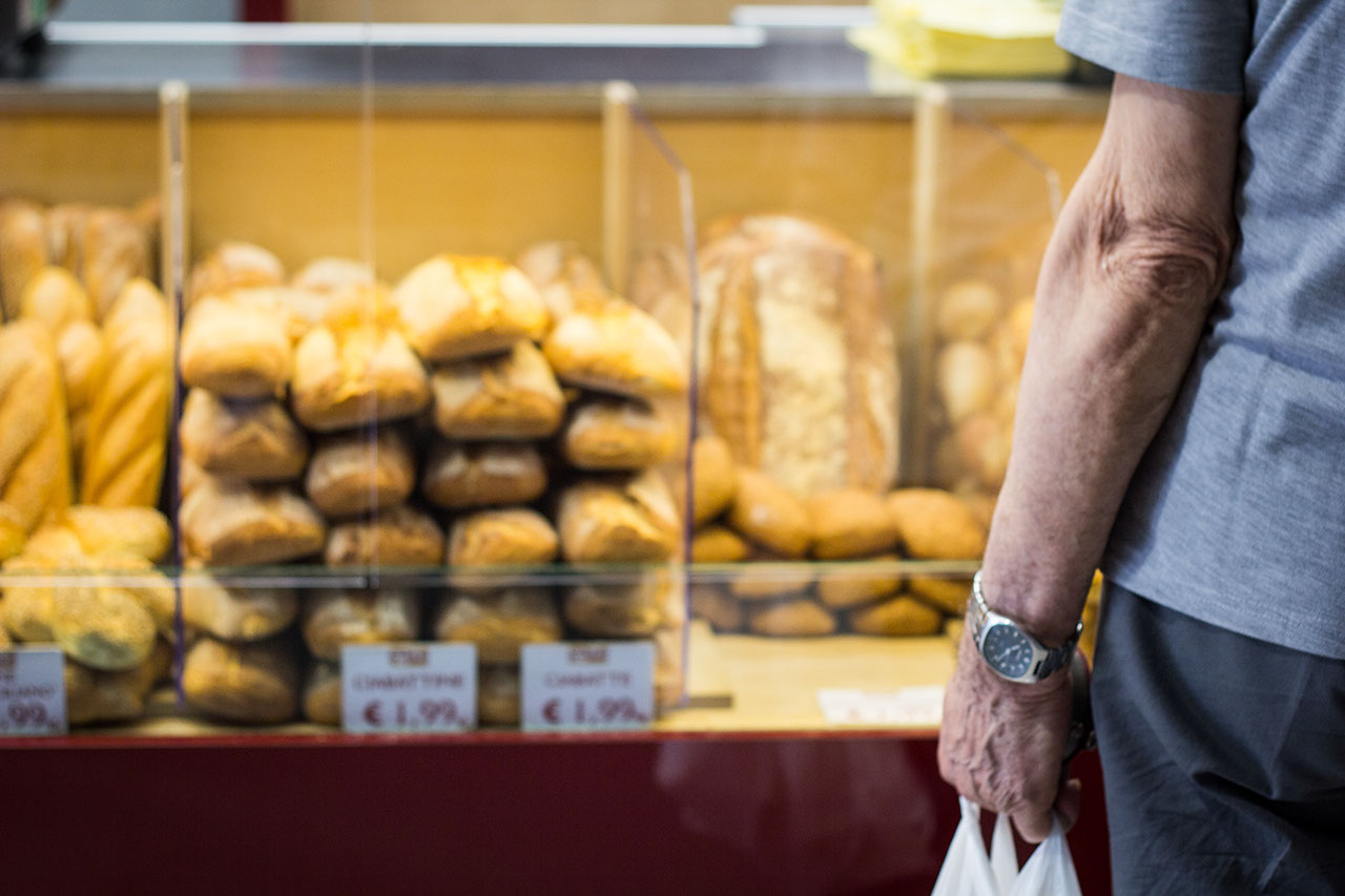 Une personne dans une boulangerie. 