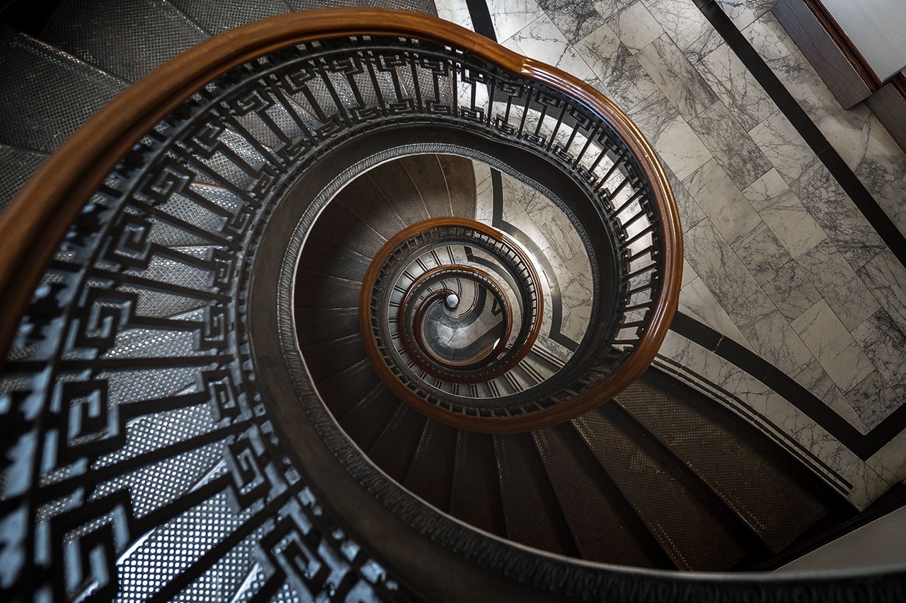 Un escalier en colimaçon foncé. 