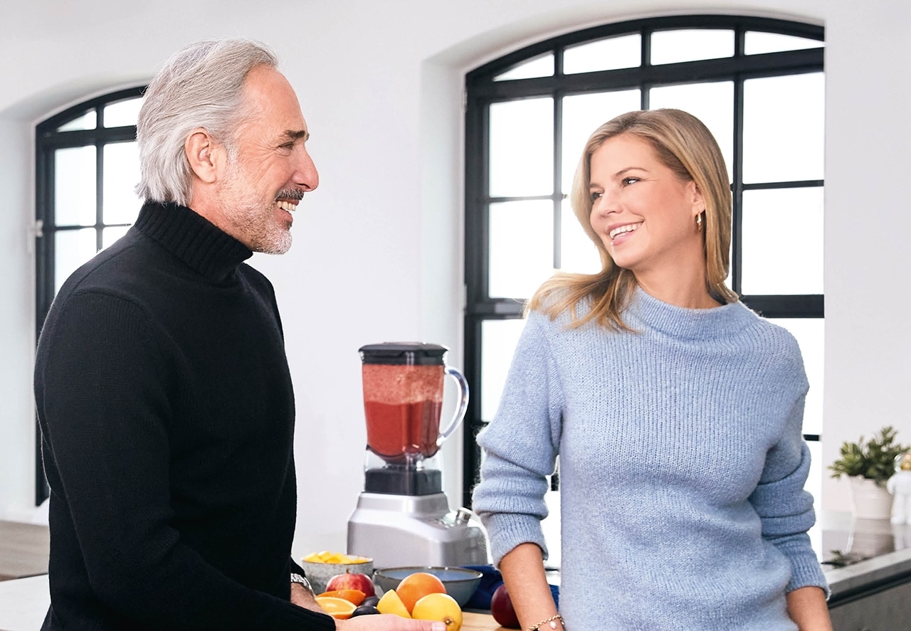 Couple discutant dans une cuisine bruyante