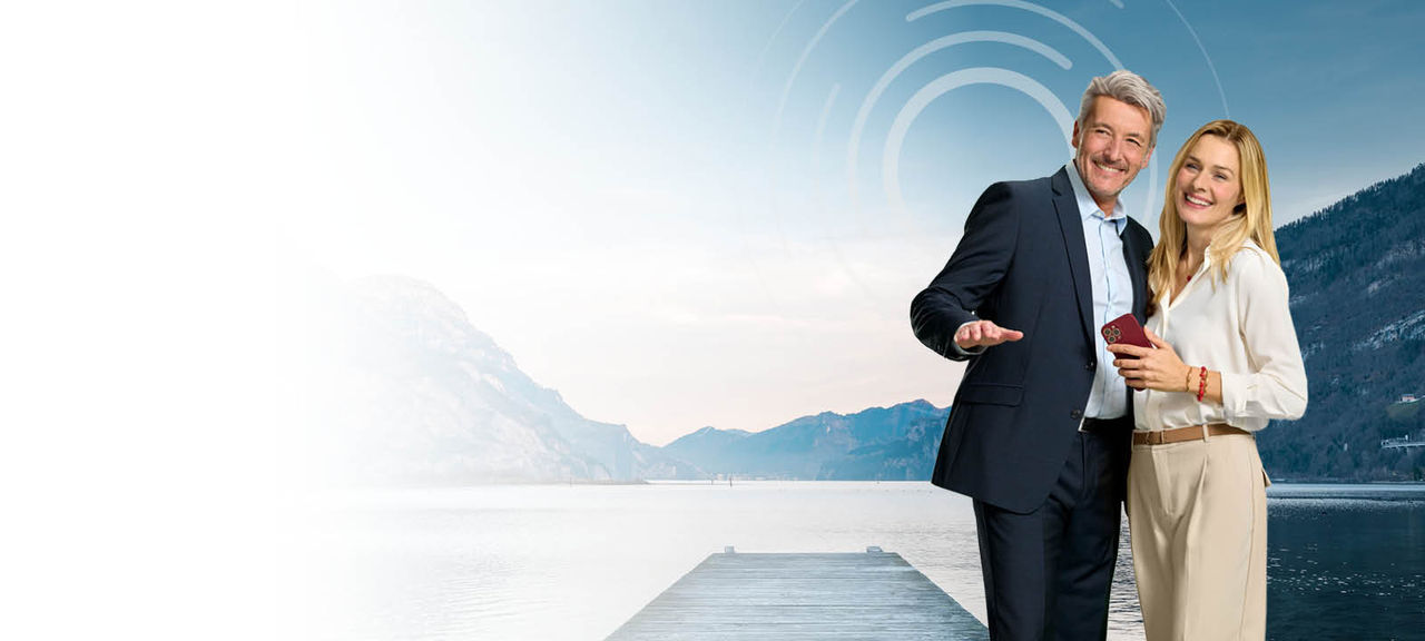 İskelesi olan bir gölün önünde bir çift 