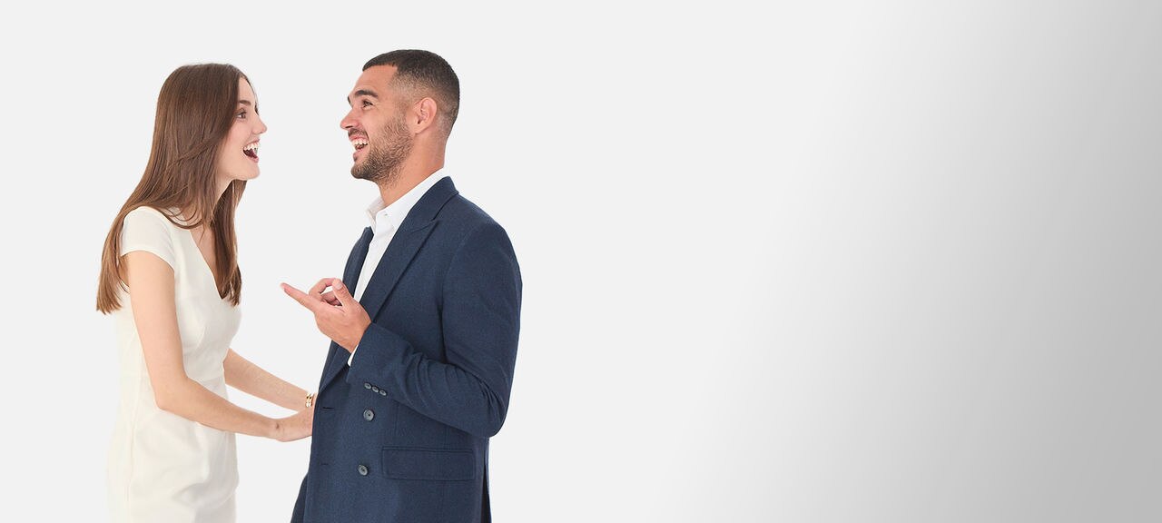 Cặp đôi trẻ thanh lịch đang trò chuyện sôi nổi.